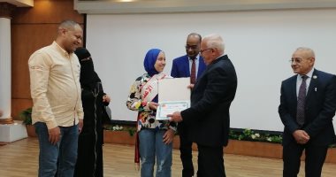 محافظ بورسعيد يكرم العشر الاوائل بالشهادة الإعدادية.. صور 