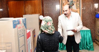 محافظ أسوان يسلم أجهزة كهربائية ومنزلية لـ12 عروسة.. صور
