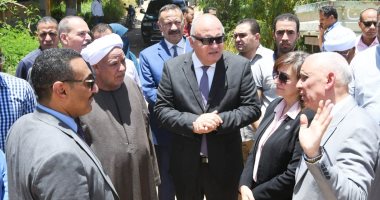 محافظ قنا يتفقد مشروع تطهير وإعادة تخطيط الغابة الشجرية بمنطقة الجبلاو.. صور