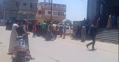 أهالى كفر الشيخ يشيعون جثمان السيدة ضحية انهيار منزل بقرية طاهر.. لايف