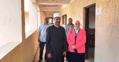 رئيس أزهرية الإسكندرية يتفقد مركز تصحيح الشهادتين الابتدائية والإعدادية