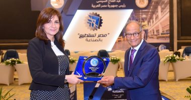 وزيرة الهجرة تكرم هانى عازر لجهوده فى الإعداد لمؤتمر "مصر تستطيع بالصناعة"