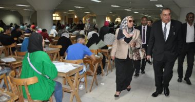 رئيس جامعة حلوان يتابع انتظام أعمال الامتحانات بكلية الحقوق.. صور