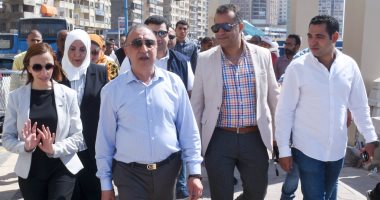 محافظ الإسكندرية يفتتح مخرجات مشروع الهوية البصرية ويتفقد شواطئ المنتزه