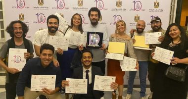 رئيس جامعة حلوان يهنئ فريق مسرحية "بنت القمر" بعد حصد المركز الأول بمهرجان "إبداع 10"