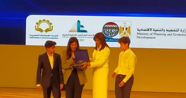 وزيرة الهجرة تكرم خبراء مصر تستطيع واسمى الراحلين فريد خميس ومحمود العربى
