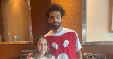 استقبال خاص بالورود لـ محمد صلاح بمطار القاهرة.. صور