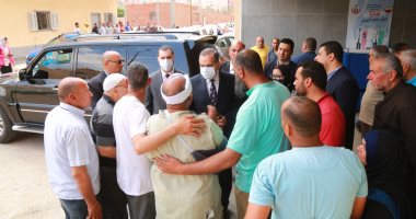محافظ كفر الشيخ يزور مصابى انهيار منزل ويقدم العزاء فى وفاة سيدة.. صور