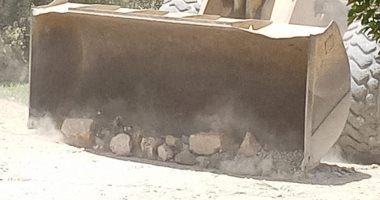 رفع 29 طنا من المخلفات وإزالة تعديات بالبناء بقرية "أبومناع غرب" بقنا