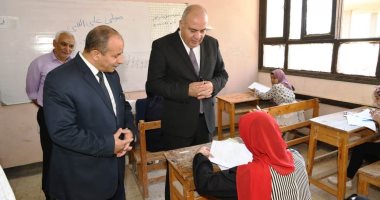 محافظ قنا يتابع امتحانات الدبلومات الفنية بمدرسة الثانوية التجارية المشتركة