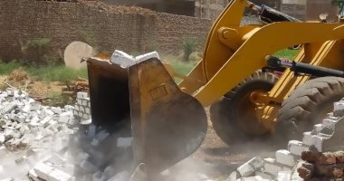 صور.. مدينة القرنة تزيل تعديات ببناء 3 منازل وحوش بمساحة 425 مترا غرب الأقصر