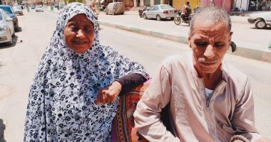 الحاجة عيشة.. ستينية تجسد أسمى معانى الحب والوفاء.. قضت 35 عاما تدفع زوجها القعيد كل يوم 30 كيلومترا على كرسى متحرك.. وأمنيتها أن تختم حياتها بزيارة بيت الله الحرام برفقته.. والزوج: هى هدية من الله.. فيديو وصور