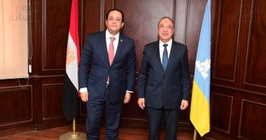 محافظ الإسكندرية يهدى درع المحافظة لوفد لجنة النقل والمواصلات بمجلس النواب.. صور