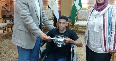 محافظ الشرقية يُسلم وحدة سكنية لأحد المواطنين من ذوى الهمم