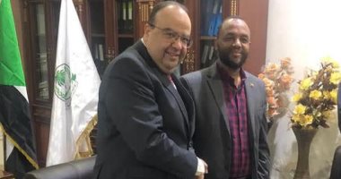 سفير مصر فى الخرطوم يبحث مع وزير الصحة السودانى سبل التعاون الثنائى