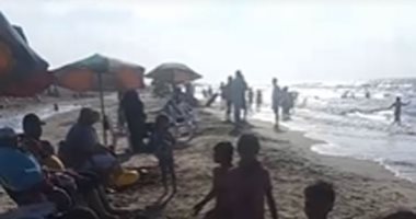 يا جمال وحلاوة مصيف بلطيم.. زحام كبير على الشواطئ.. فيديو