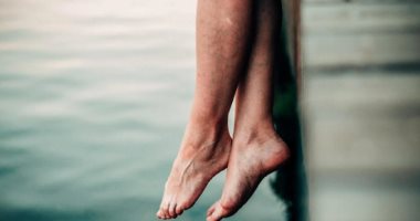 وصفات طبيعية لعلاج جلد الفراولة فى المنزل .. منها ملح البحر  وجل الصبار  