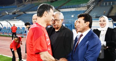 وزير الرياضة يُوأزر المنتخب الوطني قبيل مباراتي غينيا وإثيوبيا.. صور