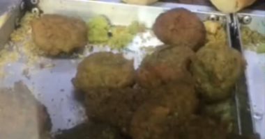 طعمية على الجريل وفول فى الفينو.. شوف آخر اختراعات محل من أيام الإنجليز.. فيديو