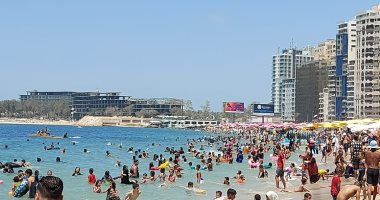 مصيف ببلاش.. إقبال الآلاف على الشواطئ المجانية فى الإسكندرية.. المصطافون: البحر تحفة ونظافة مستمرة ومراقبة دقيقة طوال اليوم.. و"السياحة والمصايف" تؤكد: نستقبل 4 آلاف مصطاف يوميا على شاطئ المندرة المجانى.. فيديو