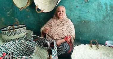 "ست بـ100 راجل".. ملكة سعف النخيل عمرها 70 سنة منها 50 عاما بصناعة أروع المنتجات اليدوية من الخوص.. "الست سارة" ربت 7 أبناء و18 حفيدا منهم أطباء وجامعيون.. وتطالب بإعادة صرف معاشها الضمانى المتوقف.. فيديو وصور