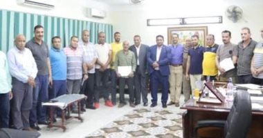 وكيل "تعليم الوادى الجديد" يكرم فريق القافلة التعليمية ضمن "حياة كريمة"
