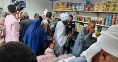 محافظة أسوان تفتتح منفذين للسلع الأساسية بمدينة إدفو.. صور