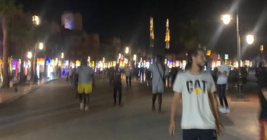 إقبال المواطنين على "مارينا اليخوت".. أحلى فسحة لزوار الغردقة ليلا.. صور
