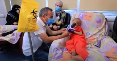 "ضحكة رغم الألم" خفة دم كريم تطغى على إصابته بالسرطان بمعهد الأورام