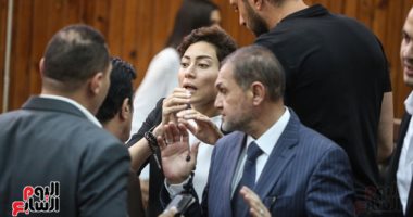 شقيقة كريم الهواري تنهار فى البكاء وتسقط وسط القاعة فور حكم حبسه 3 سنوات