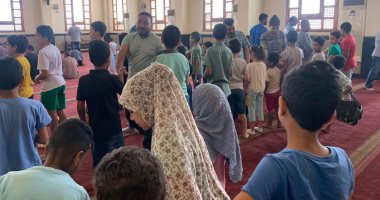 مصلو مسجد الميناء الكبير بالغردقة يصطفون لتحية الأطفال عقب انتهاء صلاة الظهر تقديرا لالتزامهم وتشجيعهم.. والإمام يوزع عليهم الحلوى ويؤكد: نسعى لإنشاء جيل واع غير ملوث بأفكار سلبية ونشجعهم على القيم والأخلاق