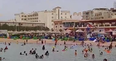 بث مباشر.. إقبال مشهود على شاطئ النادى الاجتماعى بالغردقة منذ بداية المصيف