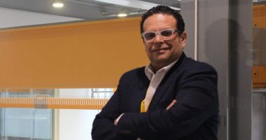 أستاذ الهندسة المعمارية جامعة لينكولن يكشف تفاصيل مشاركته بمؤتمر مصر تستطيع.. أحمد السراجى لـ"اليوم السابع": حلمى تقليل الانبعاثات الضارة من وسائل النقل بمصر.. ولا تنجح المشروعات التنموية بدون شبكة طرق جيدة