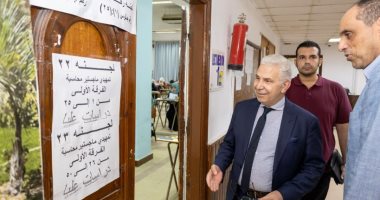 نائب رئيس جامعة طنطا يتفقد امتحانات الدراسات العليا بـ"كلية التجارة" 