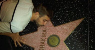 بعد خيانته لها.. عشاق شاكيرا يعيدون نشر صورة بيكيه وهو يقبل نجمتها