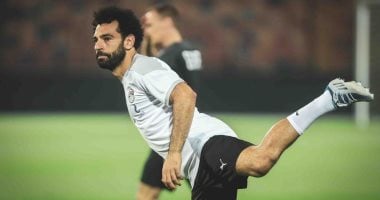 محمد صلاح يلبي طلب مشجع من ذوي الاحتياجات الخاصة.. فيديو