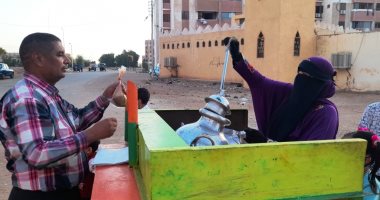 سيدة الفول بأسوان.. "ندى" أرملة تكافح بـ"قدرة فول" لرعاية أبنائها.. صور