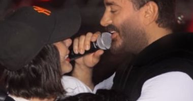 تامر حسنى يغنى "بحبك" مع ابنتيه على المسرح.. ووصلة غزل مع زوجته بسمة "فيديو"