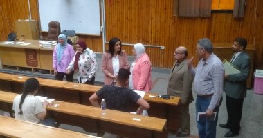 انطلاق امتحانات نهاية العام بجامعة القاهرة.. عمداء الكليات يتفقدون اللجان.. ويؤكدون: لجان خاصة لذوى الهمم.. وعيادة طبية وسيارة إسعاف للطوارئ .. وتعقيم القاعات بين فترات الامتحانات للحفاظ على سلامة الطلاب