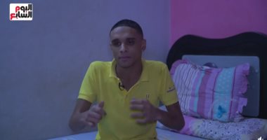 إسلام يعانى من متلازمة توريت منذ 13 عامًا ويتمنى العلاج.. ووالدته: "قلبى بيتقطع"
