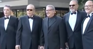 مواقف من أرشيف محمود عبد العزيز.. يداعب الصحفيين فى كان: مش عايز أبقى غلاف