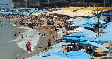 هنا البحر مجانا.. زحام وعوم ولعب وإقبال كبير على شواطئ الإسكندرية.. لايف