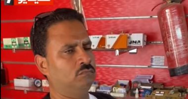 فقد البصر ولم يفقد البصيرة.. كفيف موهوب فى تصليح المكن وعمل المفاتيح.. فيديو