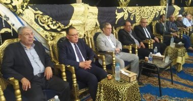 محافظ الشرقية يؤدى واجب العزاء لأسر 5 شباب لقوا مصرعهم بحادث مرورى فى السعودية