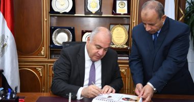 شاهد كيف هنأ محافظ قنا الـ10 الأوائل بالشهادة الإعدادية.. فيديو