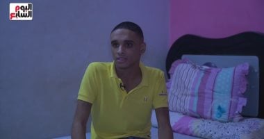 متلازمة توريت.. مرض نادر يتحكم في تصرفات "إسلام".. الشاب الجامعي يعاني من المرض منذ 13 عاما ويتمنى العلاج.. ووالده: نفسي الناس تبطل تتنمر على ابني.. ووالدته: "قلبي بيتقطع".. فيديو