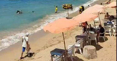 تصيف آه تمشى بالمايوه لأ.. أجواء مبهجة وإجراءات صارمة على كورنيش الإسكندرية.. فيديو
