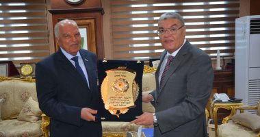 محافظ المنيا يستقبل نقيبى المعلمين والزراعيين ويؤكد على التنسيق المشترك.. صور