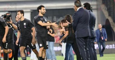 "دائما نفتخر بك".. محمد صلاح يتسلم درع تكريم قبل مباراة مصر وغينيا.. فيديو
