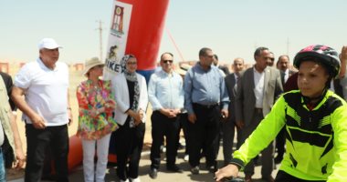 وزيرة البيئة ومحافظ الوادى الجديد يطلقان شارة بدء ماراثون الدراجات.. صور 